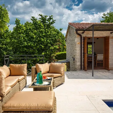 Villa Rustic Nonna Lucia With Pool In Groznjan