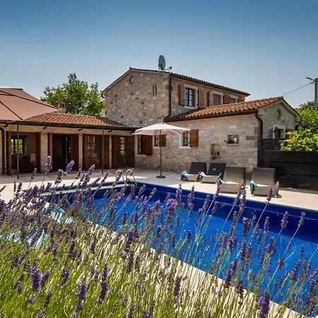 Rustic Nonna Lucia With Pool In Vila