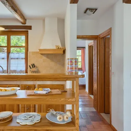 Rustic Nonna Lucia With Pool In Vila