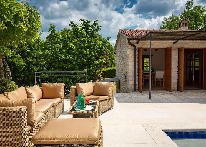 Villa Rustic Nonna Lucia With Pool In Groznjan