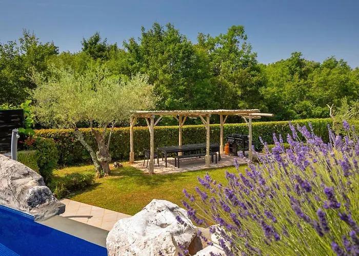 Rustic Nonna Lucia With Pool In Groznjan * Grožnjan