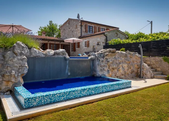 Villa Rustic Nonna Lucia With Pool In Groznjan